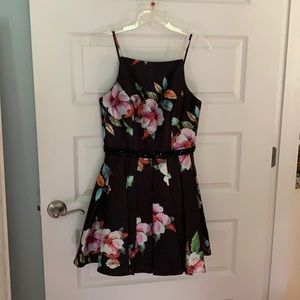 Semi-formal dress with pockets and pleats
